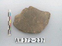 藏品(灰褐色夾砂陶片)的圖片